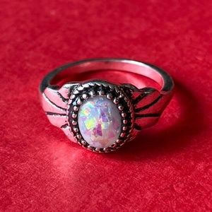 WHITE SIMULATED OPAL VTG STYLE RING SIZE 7 SILVER
